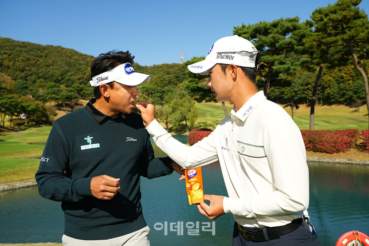 [포토]박상현-송민혁,피로 회복 젤리 드세요