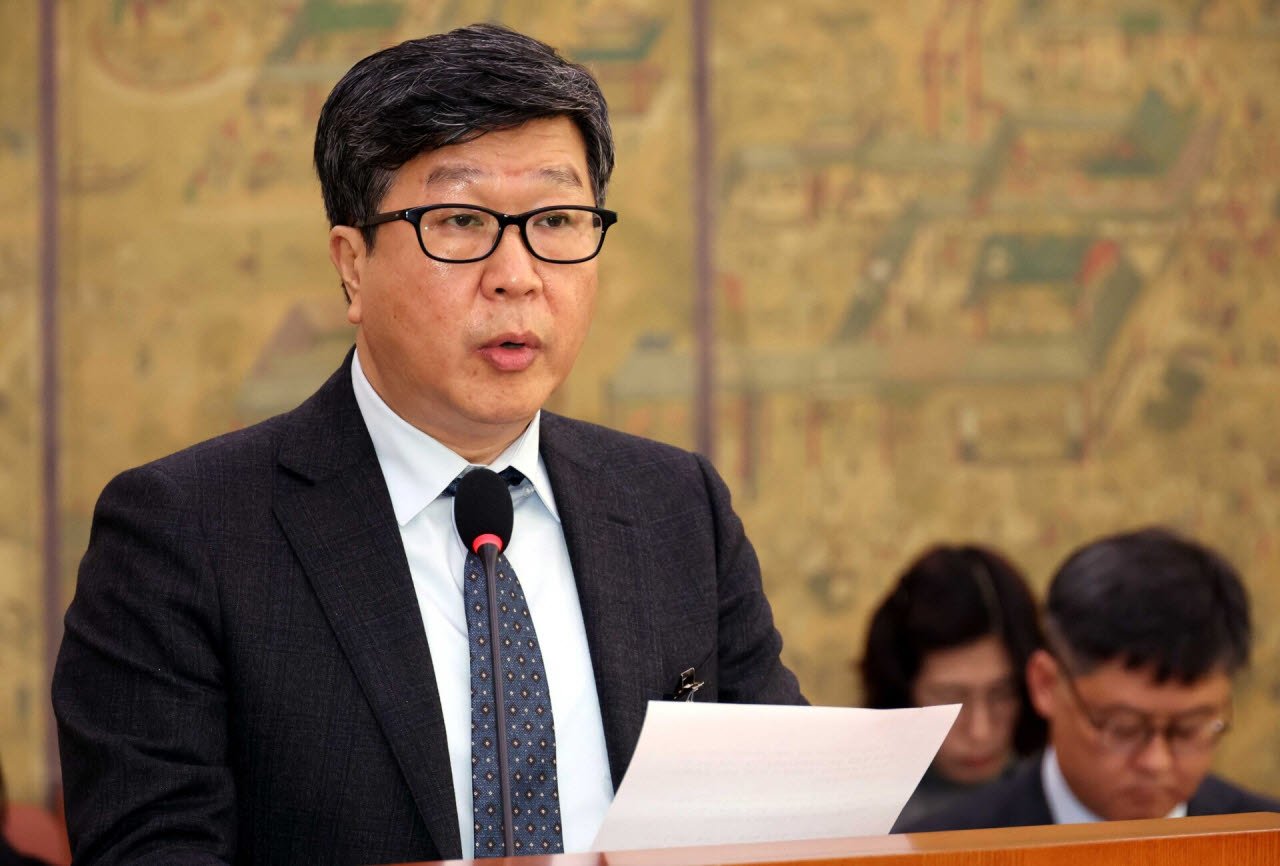 편장완 한국예술종합학교 총장이 28일 오전 서울 여의도 국회에서 열린 문화체육관광위원회 전체회의에서 '학교폭력 가해자 한예종 합격' 관련 의원의 질의에 답변하고 있다(사진=뉴시스).