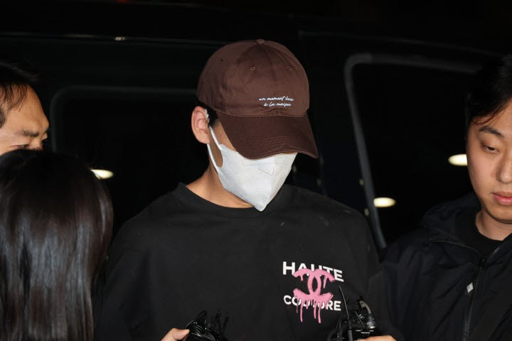 이혼소송 중 장모 살해 및 아내를 납치한 20대 중반 남성 A씨가 지난 11일 서울 송파경찰서로 송치되고 있다.(사진= 연합뉴스)