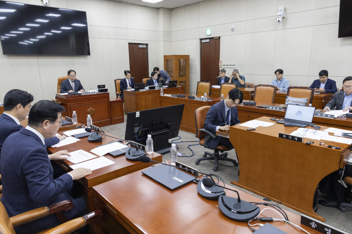 국회 국방위원회 법률안심사소위원회 위원장인 임종득 국민의힘 의원이 14일 국회에서 법안심사소위를 개회한 뒤 처리 안건에 대해 설명하고 있다. (사진=연합뉴스)