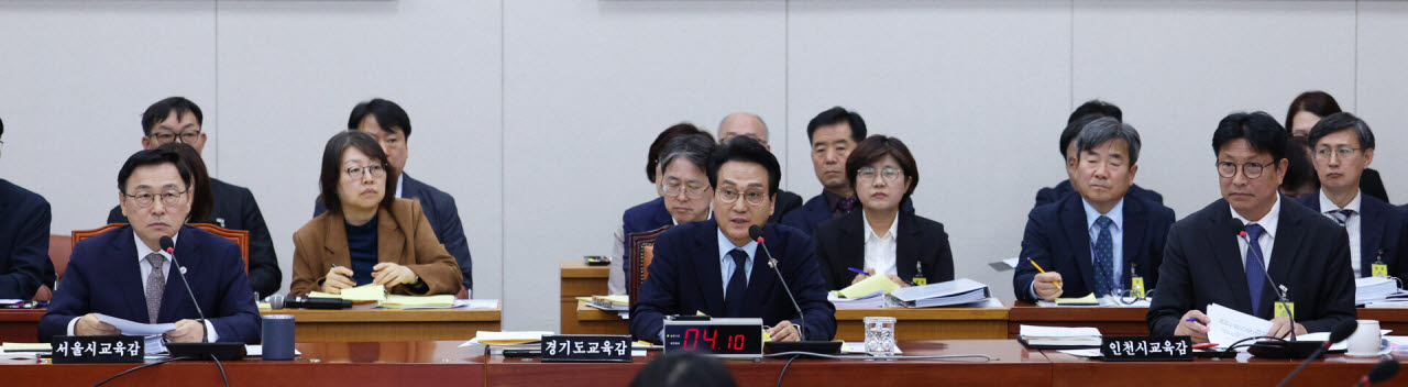 안민석 경기도교육감이 14일 서울 여의도 국회에서 열린 교육위원회 국정감사(서울교육청 등)에서 의원 질의에 답변하고 있다. 왼쪽부터 정근식 서울시교육감, 안민석 경기도교육감, 도성훈 인천시교육감. (사진=뉴시스)