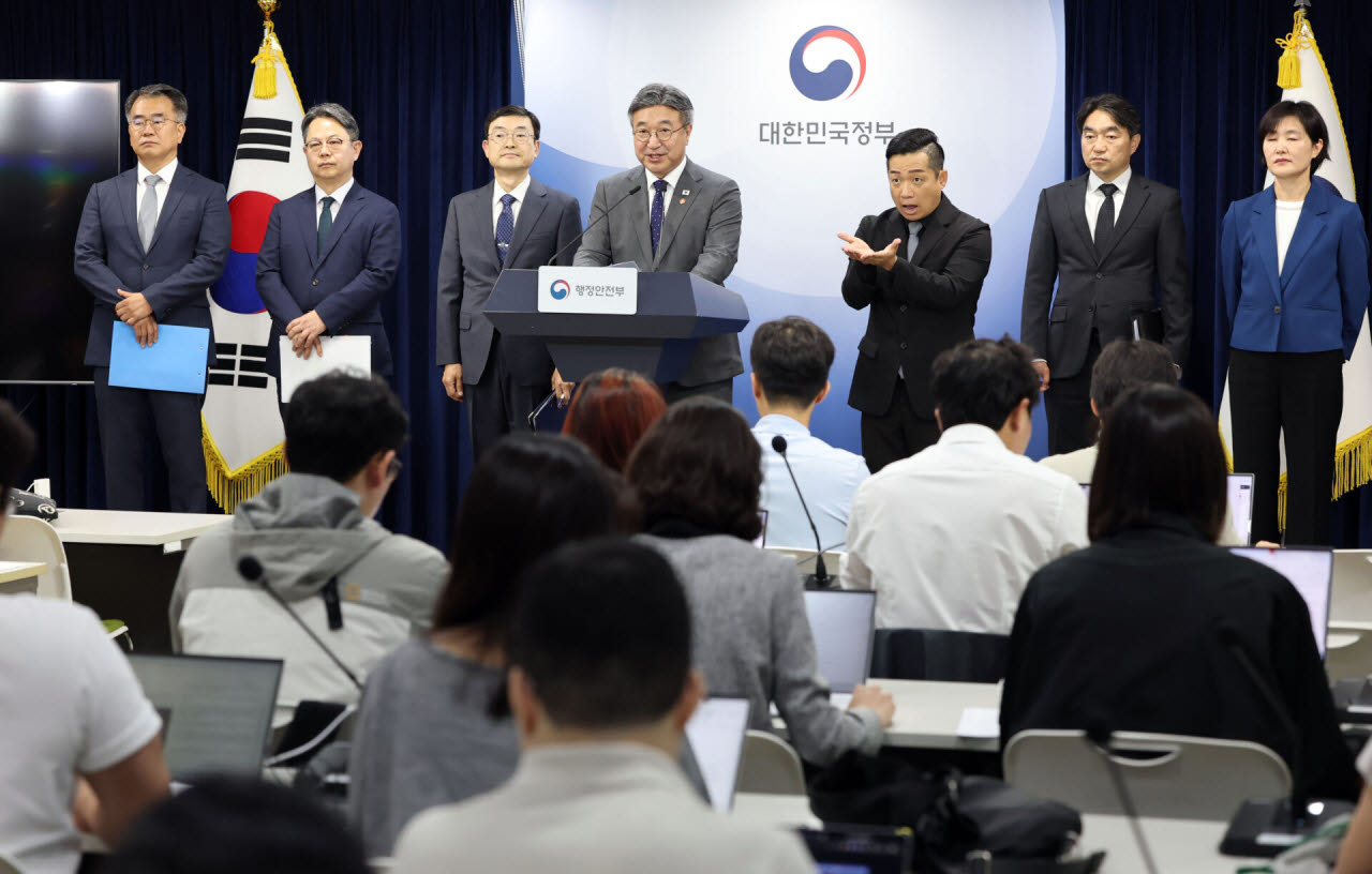 윤호중 행정안전부 장관이 지난 13일 정부서울청사에서 2차 중앙행정기관 이전 세부계획을 발표하고 있다. 이날 행안부는 금융위를 포함해 수도권에 있는 중앙행정기관(부처) 44곳을 2027년부터 2031년까지 세종으로 단계 이전한다고 밝혔다.(사진=연합뉴스)