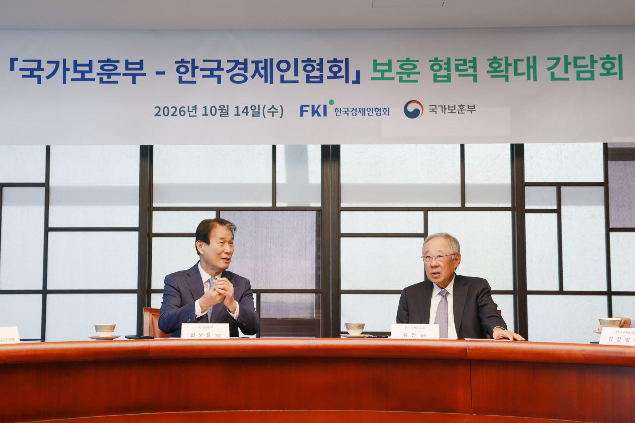 류진 한경협 회장(오른쪽)과 권오을 국가보훈부 장관이 15일 FKI타워에서 열린 '국가보훈부-한국경제인협회 보훈 협력 확대 간담회'에 참석해 협력방안에 대해 논의하고 있다. 이날 간담회에서는 민간 부문에서 군 경력 인정 확대와 제대군인 취업 지원, 보훈 사회공헌활동 등에 대한 협력 방안을 논의했다.(사진 = 한경협 제공)