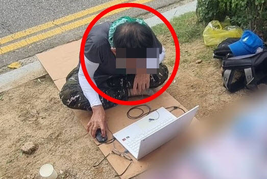 인천 구월동 대형마트 흉기난동 피의자 A(59)씨가 지난 9월 바닥에 앉아 1인 시위를 하고 있다. (사진=뉴시스)