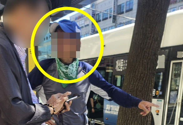 13일 인천 남동구 구월동의 한 마트 식당가에서 흉기난동 사건이 발생했다. 사진은 지난달 15일 인천의 한 병원 앞에서 1인 시위를 벌이는 흉기난동 사건의 60대 용의자. (사진=뉴시스)
