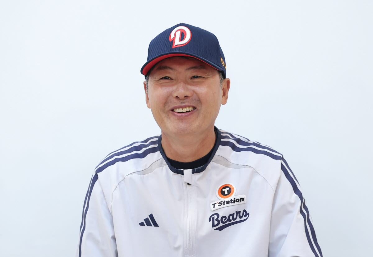 두산베어스 김원형 감독이 14일 서울 잠실야구장에서 LG 트윈스와 2026 신한 SOL KBO 포스트시즌 와일드카드 결정전 1차전을 앞두고 취재진과 인터뷰하고 있다. 사진=연합뉴스