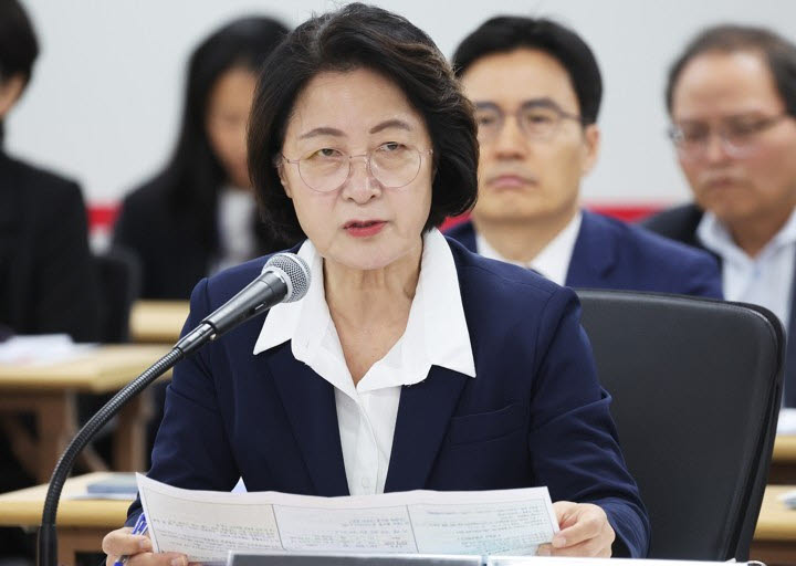 위원 질의에 답변하는 추미애 경기도지사 (수원=연합뉴스) 홍기원 기자 = 13일 경기도 수원시 영통구 경기도청에서 열린 국회 행정안전위원회의 경기도에 대한 국정감사에서 추미애 경기도지사가 위원 질의에 답변하고 있다. 2026.10.13