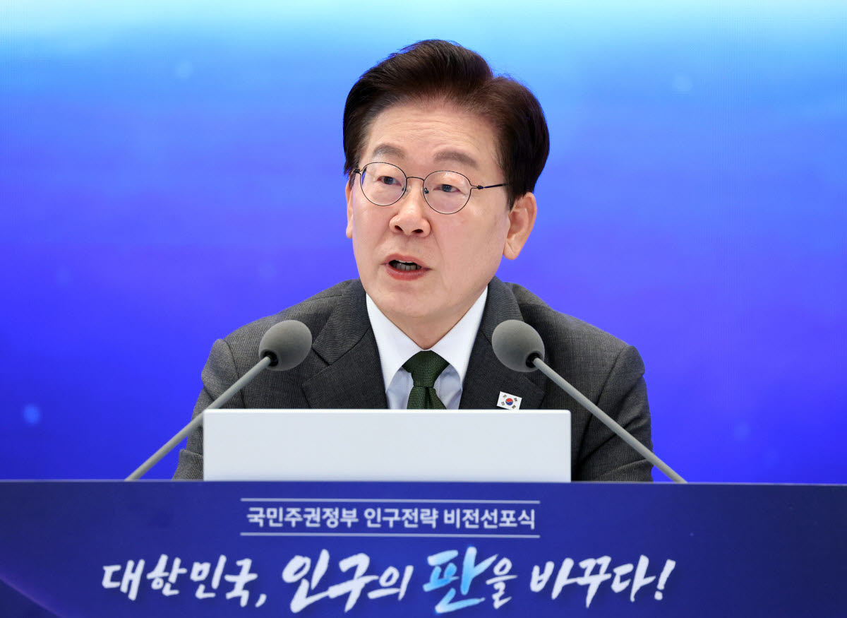 이재명 대통령이 14일 청와대에서 열린 인구전략 비전선포식에서 발언하고 있다. (사진=연합뉴스)