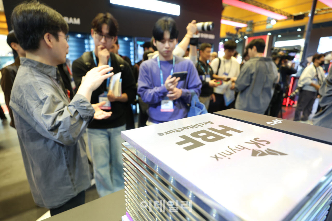 14일 서울 강남구 코엑스에서 열린 ‘제28회 반도체대전(2026 SEDEX)’에서 관람객들이 SK하이닉스의 메모리 반도체를 살펴보고 있다.(사진=이데일리 이영훈 기자)