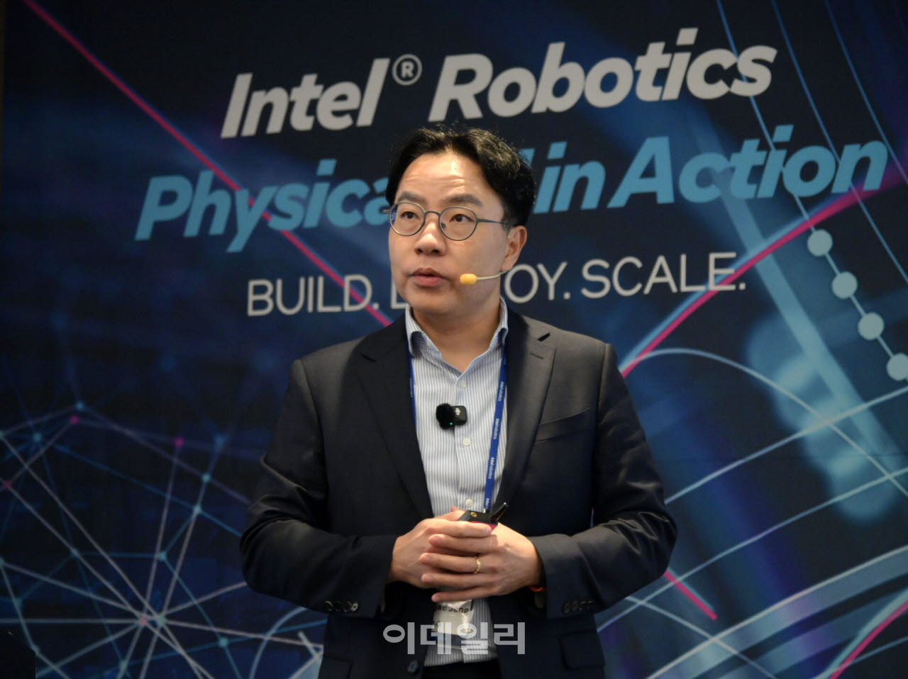 장영재 KAIST 교수가 14일 서울 서초구 JW메리어트 서울 호텔에서 열린 ‘인텔 로보틱스 워크샵’ 행사에서 발표하고 있다. (사진=인텔)