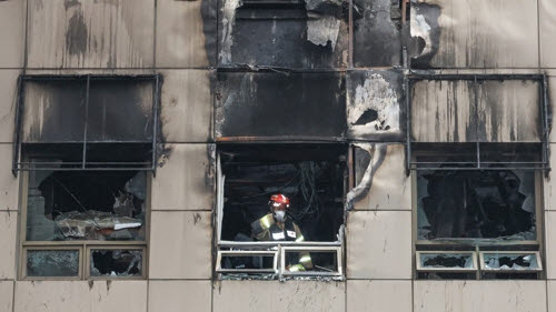 지난 3월 15일 서울 중구 소공동의 한 캡슐호텔에서 전날 발생한 화재의 원인을 조사하기 위해 소방대원이 현장을 살피고 있다. (사진=연합뉴스)