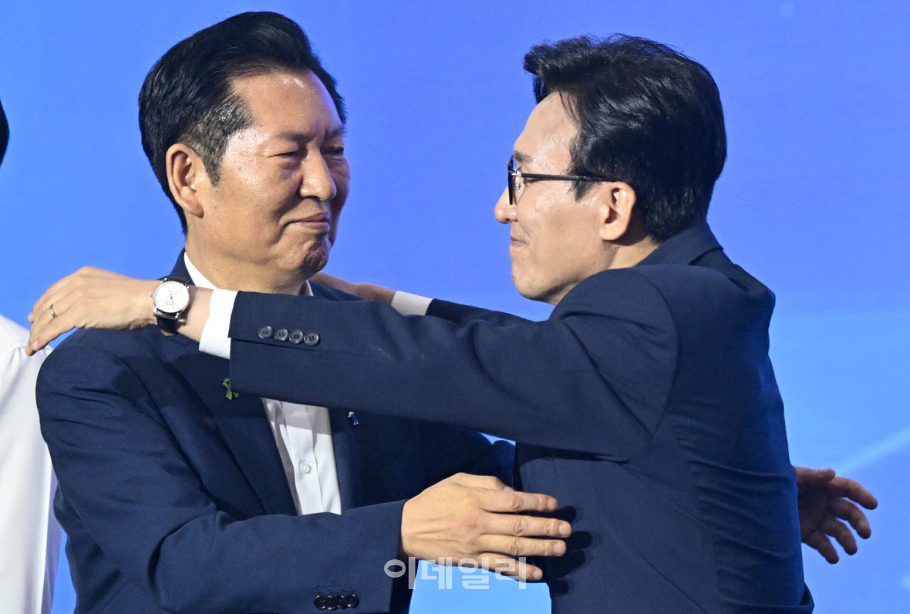더불어민주당 당 대표에 출마한 김민석(오른쪽) 후보가 8월 17일 대전 컨벤션센터에서 열린 제3회 더불어민주당 정기 전국당원대회에서 당 대표 당선이 확정되자 정청래 후보와 포옹을 하고 있다. (사진=이영훈 기자)