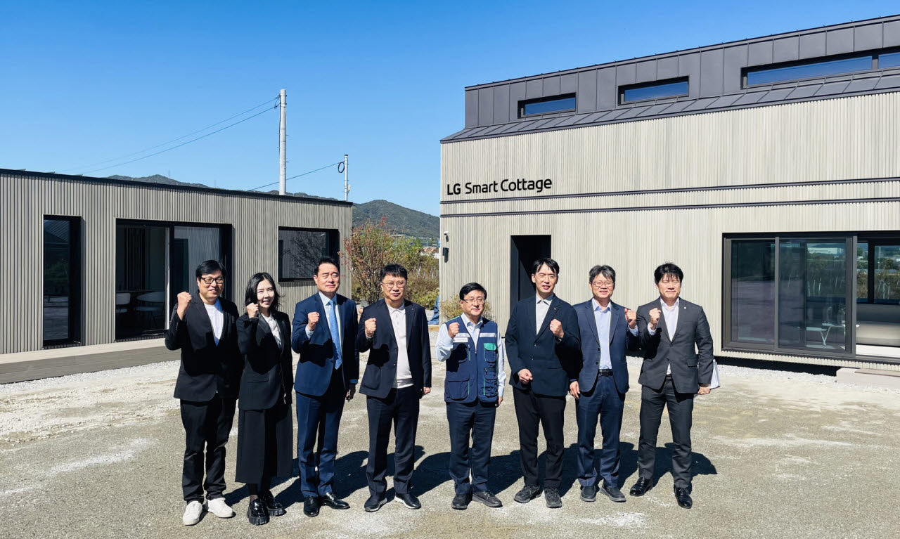 LG전자가 14일 충북 진천군에 위치한 ‘LG 스마트코티지 빌리지’에서 김성환 기후에너지환경부 장관에게 AI 가전과 냉난방공조(HVAC), 에너지 기술을 결합한 주거 솔루션을 소개했다. (왼쪽에서 네번째부터) LG전자 HS사업본부장 백승태 부사장, 기후에너지환경부 김성환 장관, LG 스마트코티지 조연우 대표. (사진=LG전자)