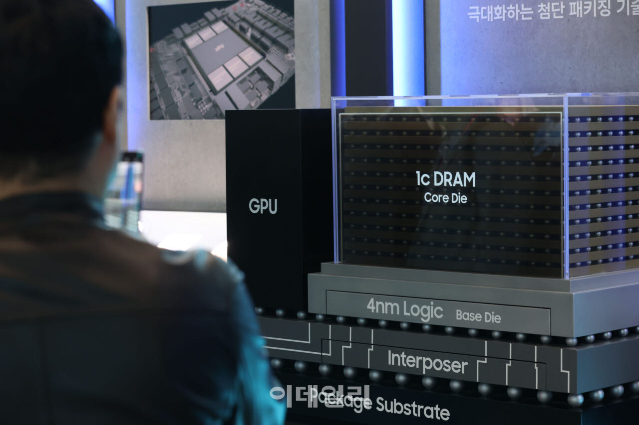 14일 서울 강남구 코엑스에서 열린 ‘제28회 반도체대전(2026 SEDEX)’에서 관람객들이 삼성전자의 고대역폭메모리(HBM) 반도체 구조를 살펴보고 있다. (사진=이영훈 기자)