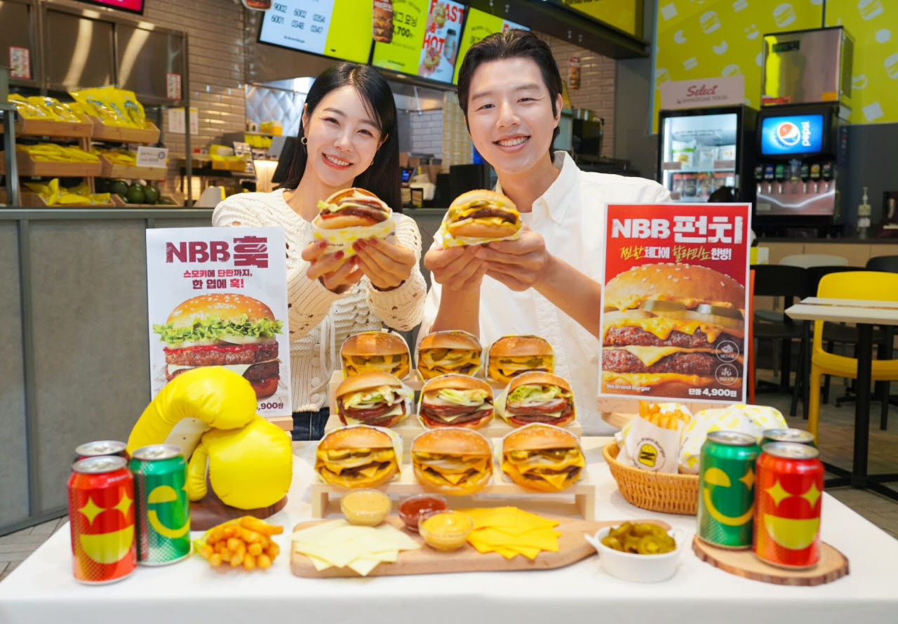 직원들이 노브랜드 버거의 신메뉴 'NBB 훅'과 'NBB 펀치'를 소개하고 있다. (사진=신세계푸드)
