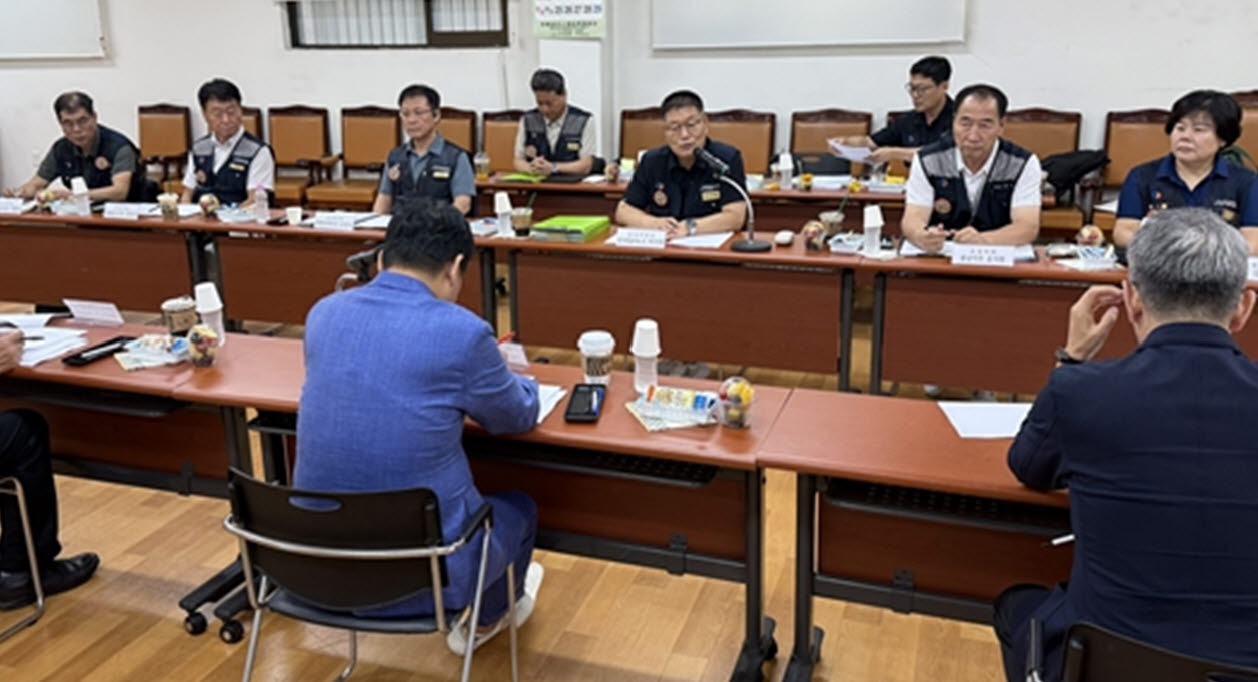 14일 수원 경기도버스운송사업조합 사무실에서 진행된 경기지역자동차노동조합과 노사 단체교섭 장면. 다섯 차례에 걸친 교섭에도 임금협상안 등 입장차를 좁히지 못한 노조는 이날 교섭 결렬을 선언하고 지노위에 노동쟁의 조정 신청을 접수했다.(사진=경기지역자동차노동조합)