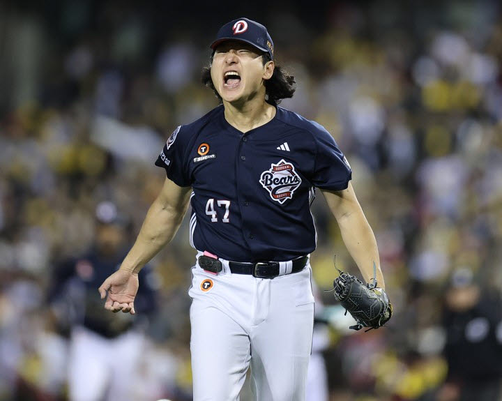 14일 잠실구장에서 열린 LG 트윈스와 두산 베어스의 2026 신한 SOL KBO 포스트시즌 와일드카드 결정전 1차전. 두산 선발 곽빈이 2회말 2사 만루 LG 오스틴을 삼진으로 잡아낸 뒤 포효하고 있다. 사진=연합뉴스