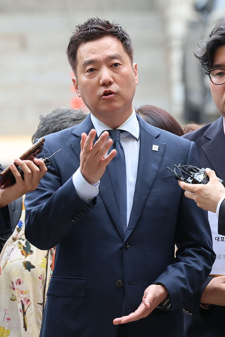 김세의 가로세로연구소 대표가 지난 5월 26일 서울 서초구 서울중앙지법에서 성폭력범죄의 처벌 등에 관한 특례법 위반(카메라 등 이용 촬영물 반포 등) 혐의로 구속 전 피의자 심문(영장실질심사)에 출석하며 취재진 질의에 답하고 있다. (사진=뉴시스)