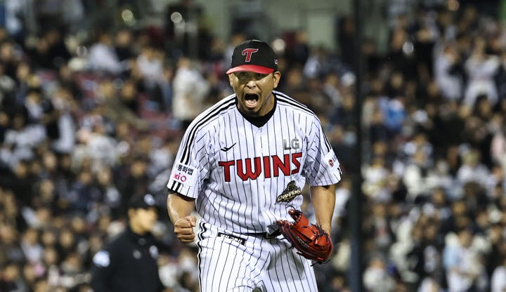 14일 잠실구장에서 열린 2026 신한 SOL KBO 포스트시즌 와일드카드 결정전 1차전. LG 선발 카라스코가 6회초 2사 1루 두산 안재석을 중견수 플라이 아웃으로 처리한 뒤 환호하고 있다. 사진=연합뉴스