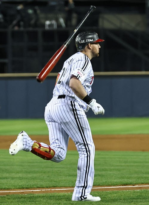 14일 잠실구장에서 열린 2026 신한 SOL KBO 포스트시즌 와일드카드 결정전 1차전 두산 베어스와 LG 트윈스의 경기. 1회말 1사 1루 LG 오스틴이 투런 홈런을 치고 그라운드를 돌고 있다. 사진=연합뉴스