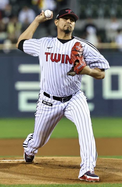 14일 잠실야구장에서 열린 2026 신한 SOL KBO 포스트시즌 와일드카드 결정전 1차전 두산 베어스와 LG 트윈스의 경기. LG 선발 투수 카라스코가 역투하고 있다. 사진=연합뉴스