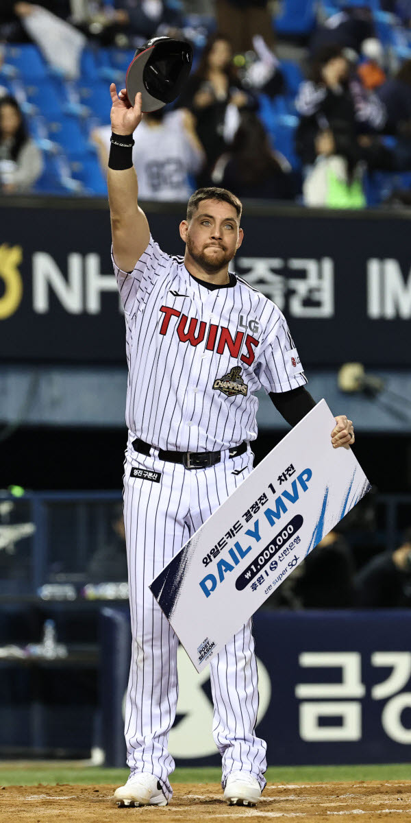 14일 잠실구장에서 열린 2026 신한 SOL KBO 포스트시즌 와일드카드 결정전 1차전 두산베어스와 LG트윈스의 경기. 데일리 MVP로 선정된 LG 오스틴이 인사하고 있다. 사진=연합뉴스