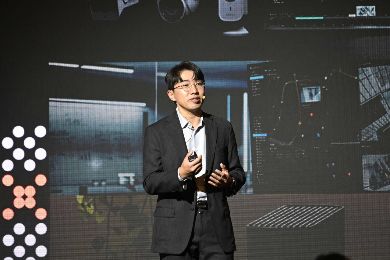 빅터 왕 시놀로지 한국사업본부 총괄이 13일 열린 '시놀로지 솔루션 데이 2026'에서 발표를 하고 있다. (사진=시놀로지)