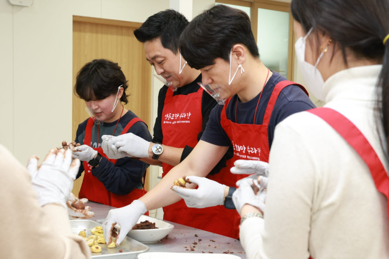 롯데홈쇼핑은 지난 14일(수) 서울 영등포구청 별관 내 희망수라간에서 점심시간을 활용한 팀 단위 봉사 프로그램 'TEAM 나눔런치'를 처음 진행했다. (사진=롯데홈쇼핑)
