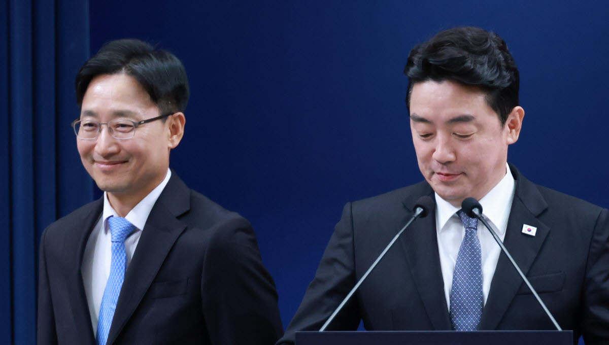 강훈식 대통령 비서실장이 14일 청와대 기자회견장에 신임 비서실장으로 임명된 임광현 국세청장과 입장하고 있다.(사진=연합뉴스)