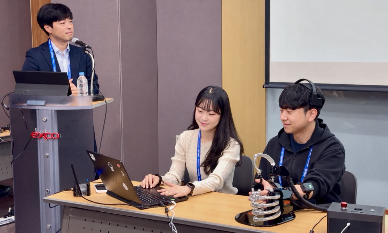 15일 오후 2시 대구 엑스코에서 열린 제14차 세계신경재활총회(WCNR 2026)에서 다이나믹솔루션 관계자가 재활 로봇손 ‘다이나믹 엑스핸드(Dynamic X-hand)’를 시연하고 있다. (사진=다이나믹솔루션)