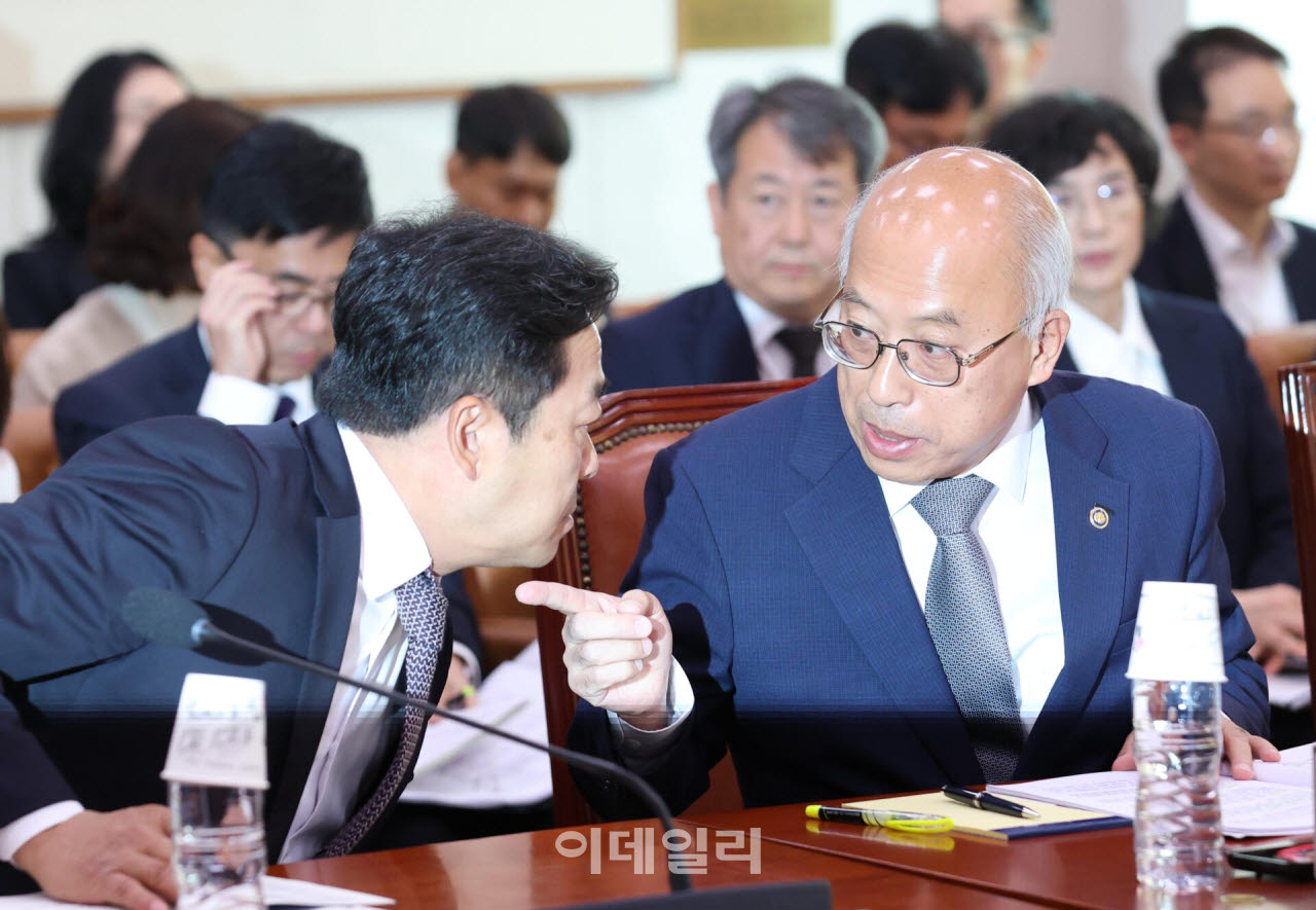 [포토]국정감사, '대화하는 조원철-최영찬'