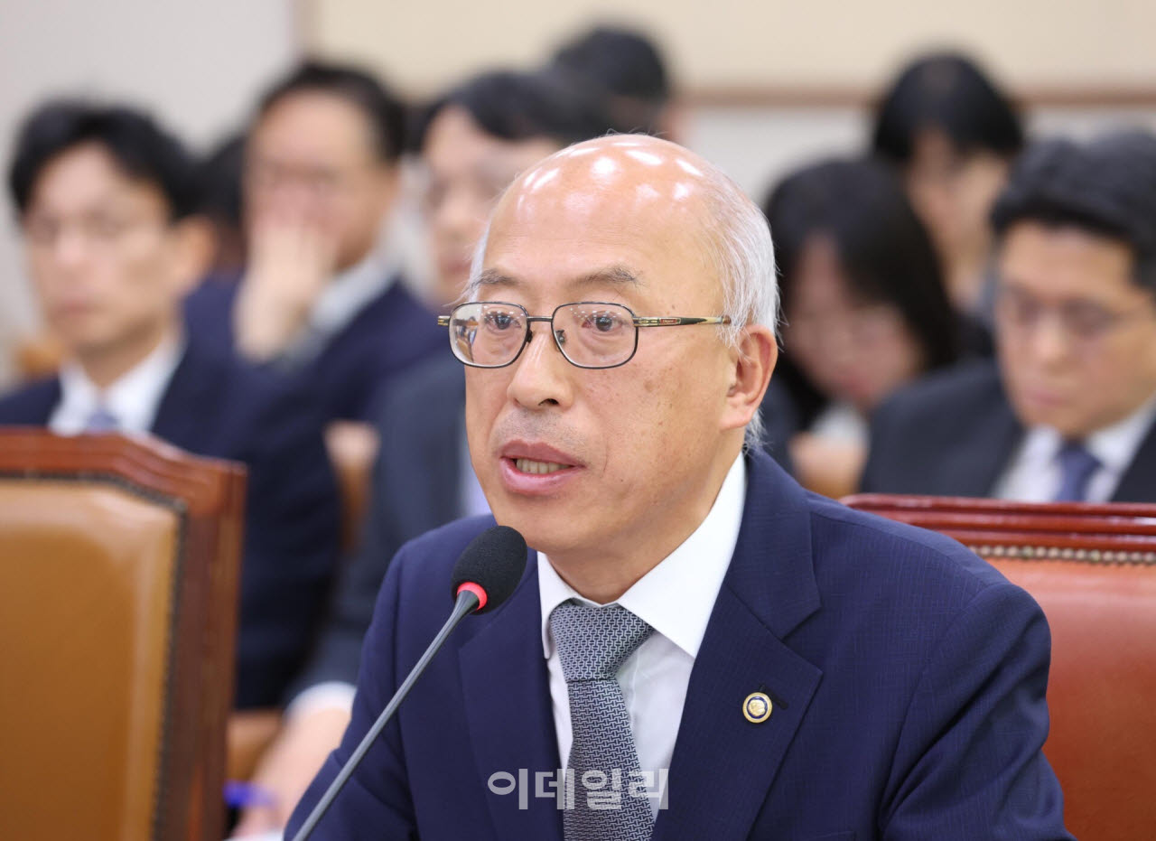 [포토]국정감사, '답변하는 조원철 법제처장'
