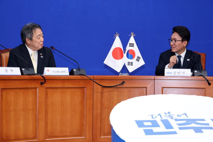 미즈시마 고이치 주한일본대사(왼쪽)가 15일 국회에서 김민석 더불어민주당 대표를 만나 발언하고 있다.(사진=연합뉴스)