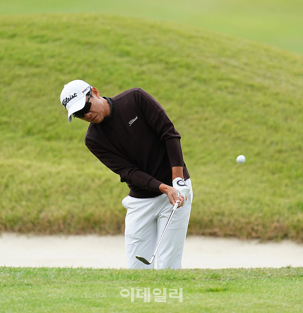[포토] 김경태, 날카로운 칩핑