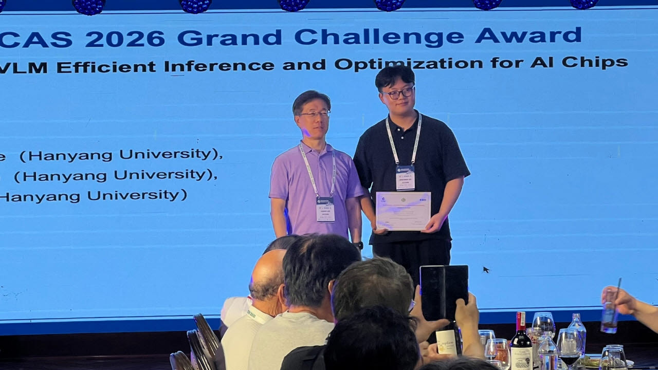 AICAS 2026 Grand Challenge 시상식에서 1등상을 수상한 한양대 이종원 학생(오른쪽). (사진=한양대)