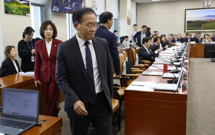 국민의힘 기후에너지환경노동위원회 위원들이 15일 국회에서 열린 기후에너지환경노동위원회의 중앙환경분쟁조정피해구제위원회 등에 대한 국정감사에서 남광우 한국환경산업보건기술원장의 자료 미제출에 항의하며 퇴장하고 있다. (사진=연합뉴스)