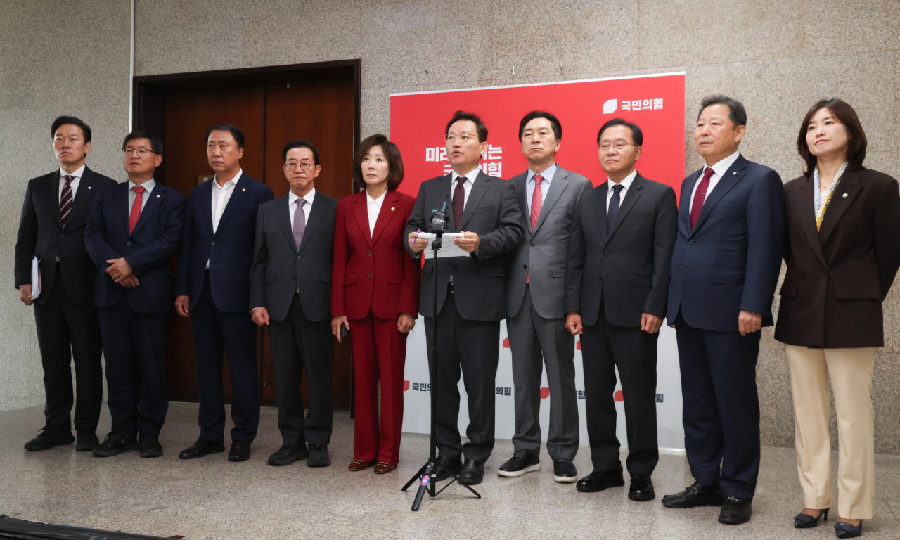 국민의힘 기후에너지환경노동위원회 위원들이 15일 오전 서울 여의도 국회 국민의힘 원내대표실 앞에서 일부 기관의 기후환경노동위원회 국정감사 자료 미제출과 관련해 기자회견을 하고 있다. (사진=뉴시스)