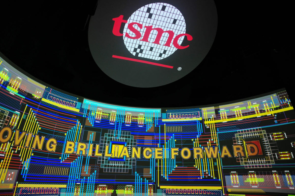 신주 과학단지에 위치한 대만 반도체 제조 회사(TSMC) 리노베이션 박물관의 스크린에 TSMC 로고가 비치고 있다. (사진=AFP)