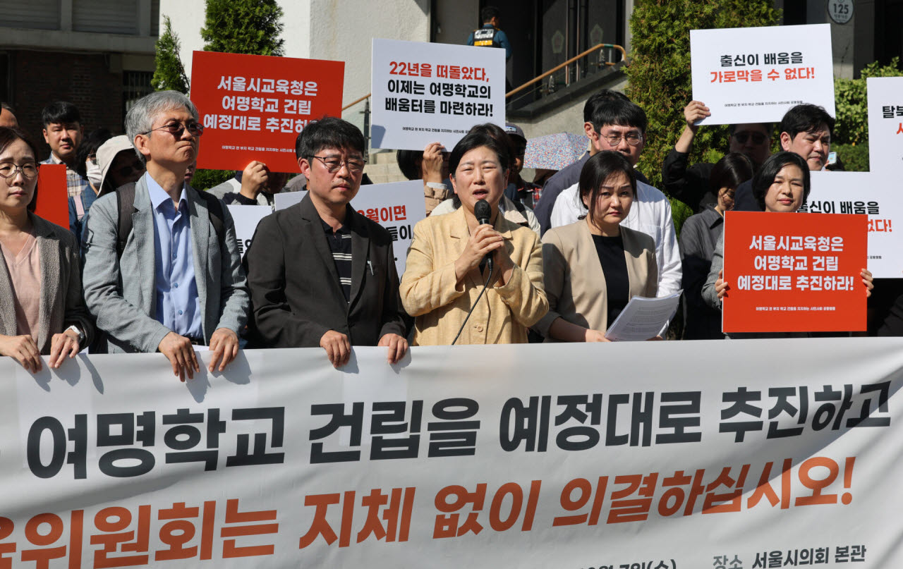 지난 7일 서울 중구 서울시의회 앞에서 여명학교 현 부지 학교건립을 지지하는 시민사회 공동행동이 주최한 기자회견에서 조명숙 여명학교 교장이 옛 염강초등학교 부지 내에 여명학교 교사 건립을 촉구하는 발언을 하고 있다. (사진=연합뉴스)