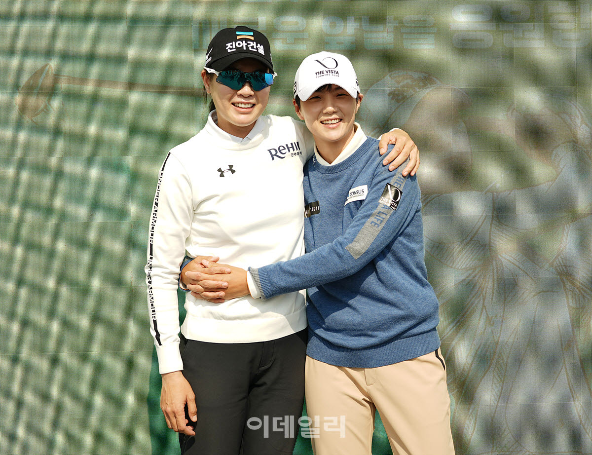 [포토]이정민-박성현,진심으로 축하하는 은퇴식