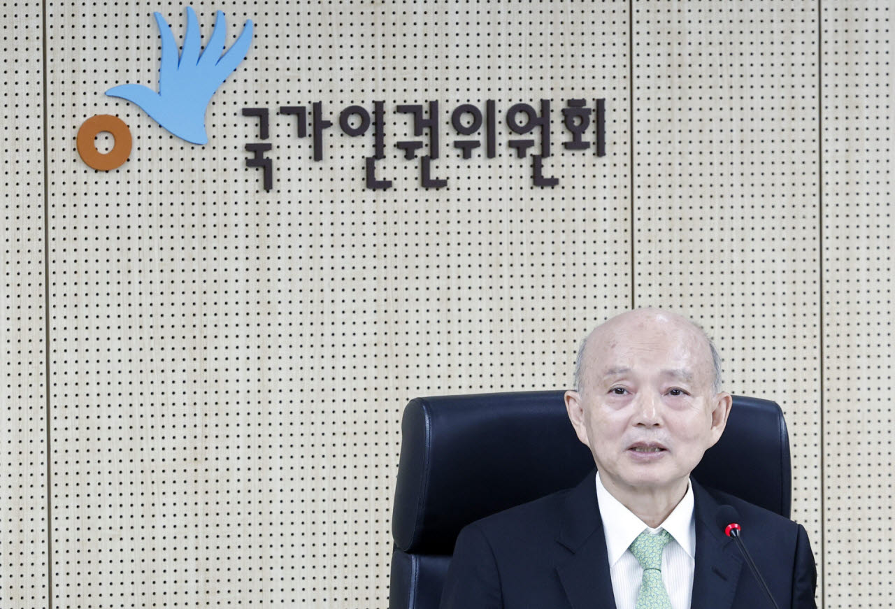 15일 서울 중구 국가인권위원회에서 열린 제30차 상임위원회에서 안창호 국가인권위원장이 회의를 주재하고 있다. (사진=뉴스1)