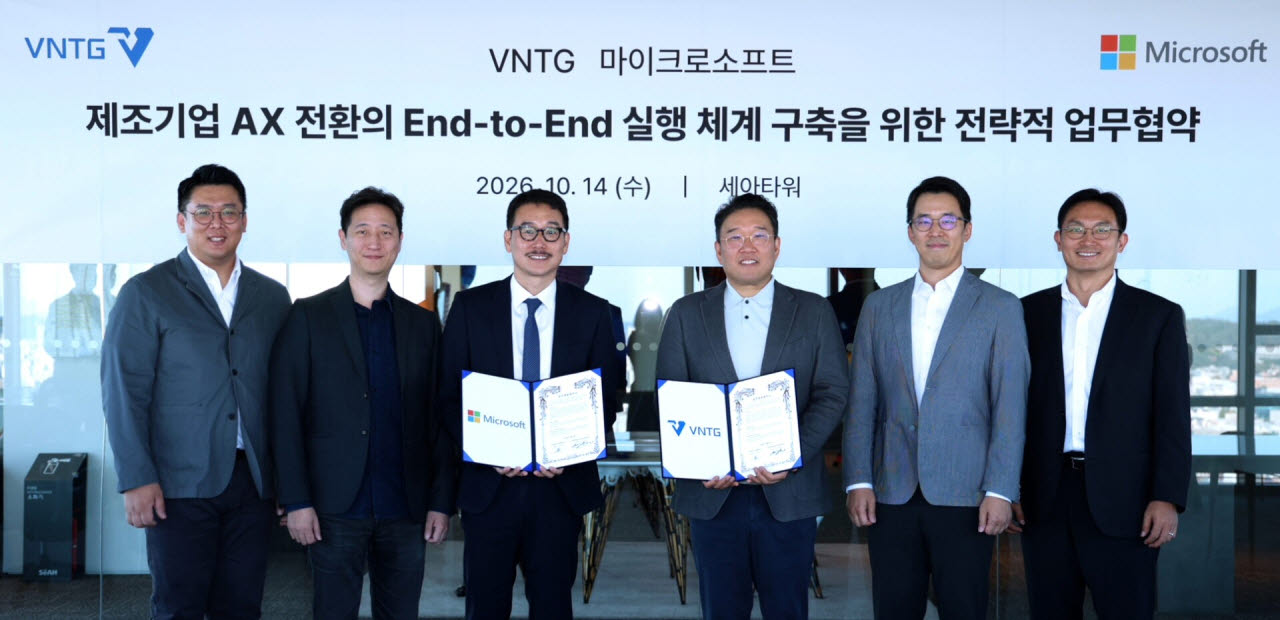 왼쪽부터 VNTG 임현 사업총괄, 이승은 부대표, 김태근 대표, 한국마이크로소프트 조원우 대표, 한승찬 부문장, 조종혜 팀장이 14일 서울 마포구 세아타워에서 열린 '제조기업 AX 전환의 End-to-End 실행 체계 구축을 위한 업무협약(MOU)' 체결식에서 기념 촬영을 하고 있다. (사진=VNTG)