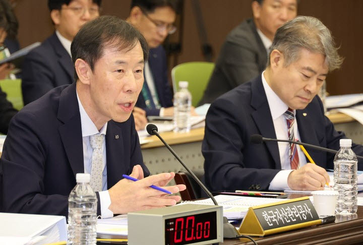 15일 부산 남구 부산국제금융센터에서 열린 국회 정무위의 한국자산관리공사, 한국주택금융공사, 신용보증기금에 대한 국정감사에서 한국자산관리공사 정정훈 사장이 의원질의에 답변하고 있다.(사진=연합뉴스)