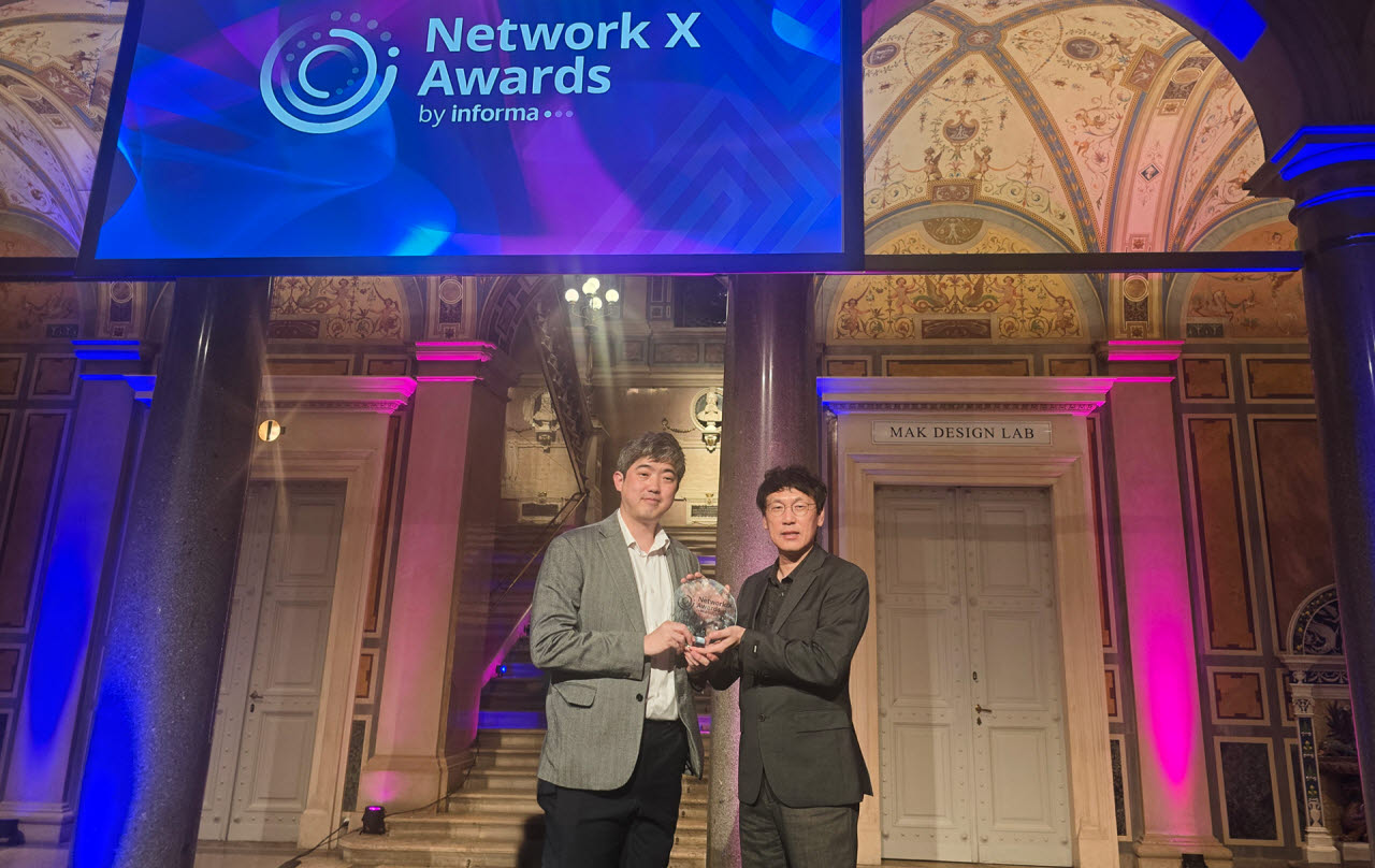 SKT는 글로벌 ICT 미디어·리서치 기업 인포마가 주관하는 네트워크 엑스(Network X) 어워드에서 통신 네트워크의 AX 기술 경쟁력을 인정받아 ‘가장 혁신적인 5G 통신 서비스’ 부문을 수상했다고 15일 밝혔다. 사진은 나민수 SKT Biz Tech팀 매니저(왼쪽)와 신홍석 유선 Tech팀 매니저. 사진=SK텔레콤