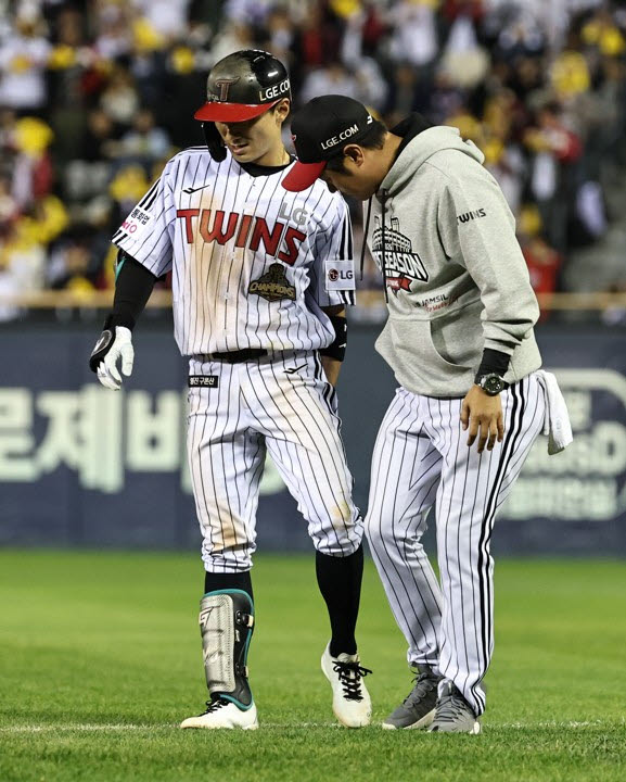 14일 잠실야구장에서 열린 2026 신한 SOL KBO 포스트시즌 와일드카드 결정전 1차전 두산베어스와 LG트윈스의 경기. 8회말 1사 1·3루 LG 신민재가 스퀴즈 번트 성공 후 통증을 호소하며 교체되고 있다. 사진=연합뉴스
