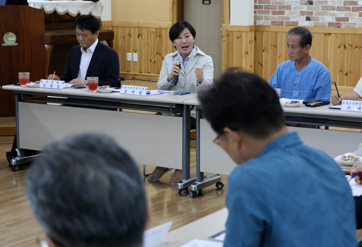 송미령 농림축산식품부 장관이 지난달 22일 충남 홍성 문당환경 정보화 마을을 찾아 농지전수조사와 관련한 현장 농업인 간담회를 하고 있다. (사진=연합뉴스)