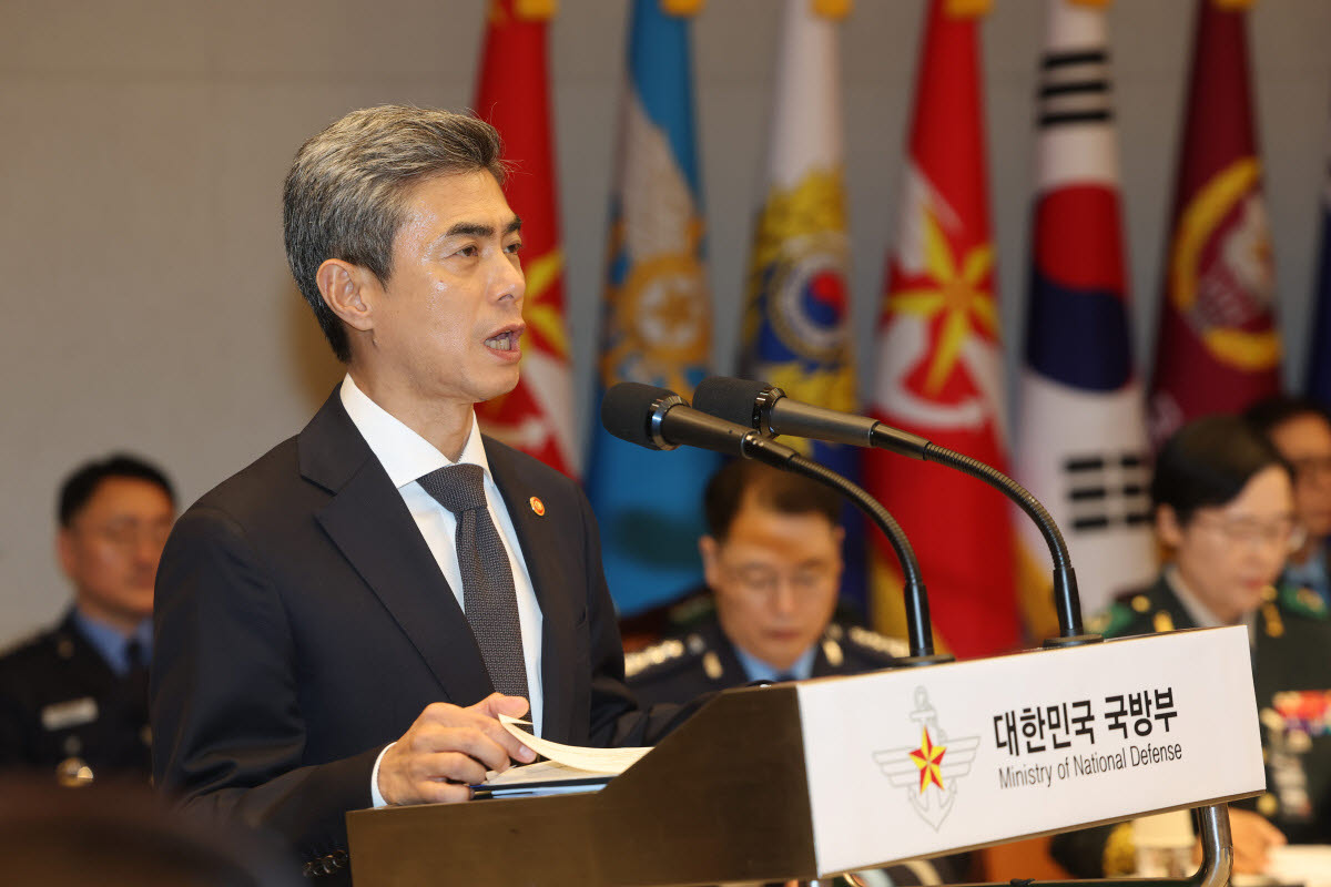 강신철 국방부 장관이 15일 서울 국방부에서 열린 국회 법제사법위원회의 군사법원 국정감사에서 업무 보고를 하고 있다. [연합뉴스 제공]