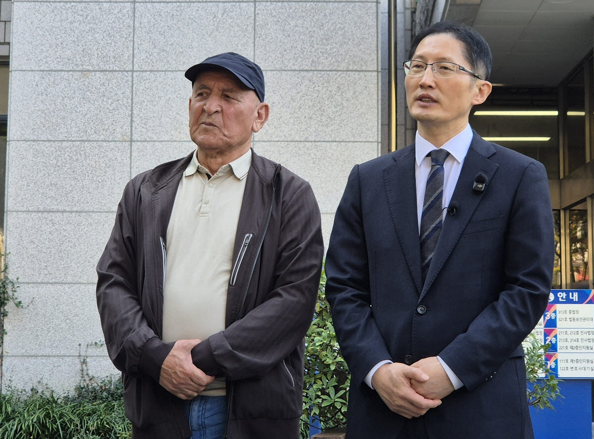 보조로브 아크말씨의 부친 보조로브 아슬람씨(왼쪽)와 박준영 변호사 (사진=연합뉴스)