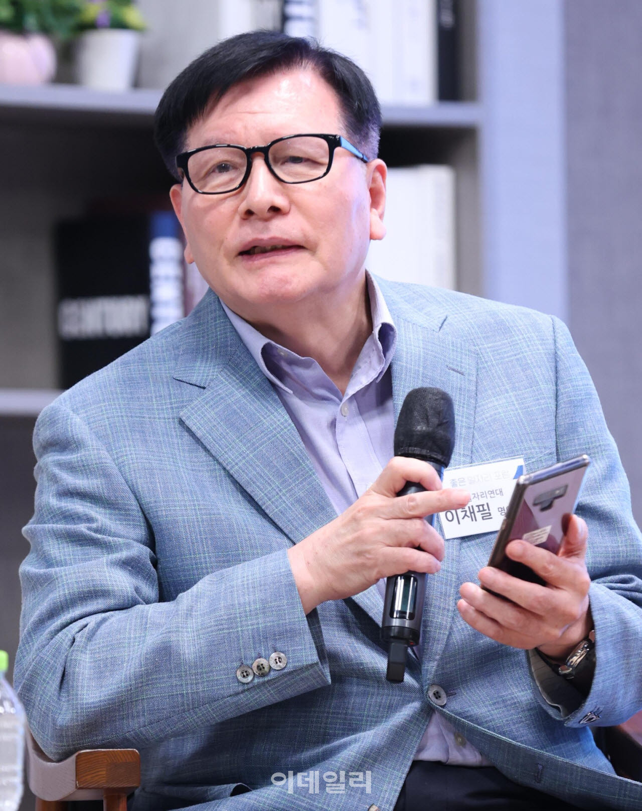 2026 좋은 일자리 포럼이 15일 서울 중구 통일로 KG타워 하모니홀에서 ‘AI시대 고용·노동정책 방향과 과제’를 주제로 열렸다. 이채필 일자리연대 명예대표가 지정토론을 진행, 발언하고 있다. (사진=이데일리 노진환 기자)