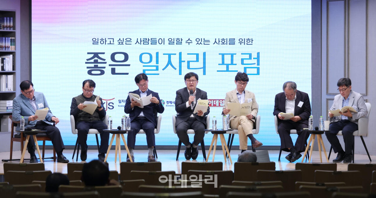 2026 좋은 일자리 포럼이 15일 서울 중구 통일로 KG타워 하모니홀에서 ‘AI시대 고용·노동정책 방향과 과제’를 주제로 열렸다. 이채필(왼쪽부터) 일자리연대 명예대표를 좌장으로 유정엽 한국노동조합총연맹 정책1본부장, 황용연 한국경영자총협회 이사, 이지만 연세대 경영대학 교수, 박철성 한양대 경제금융대학 교수, 김영문 전북대 명예교수, 이정민 서울대 경제학부 교수가 지정토론을 하고 있다. (사진=이데일리 노진환 기자)